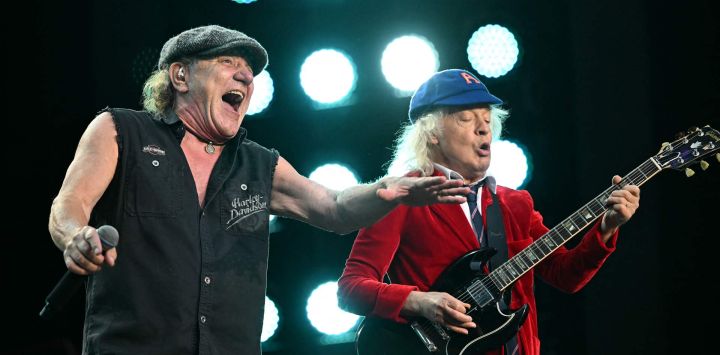 Brian Johnson (izq.) y Angus Young (der.) de AC/DC actúan en el escenario durante el concierto "Power Up Tour" de la banda de rock australiana en el Stade de France de Saint-Denis, en las afueras de París.