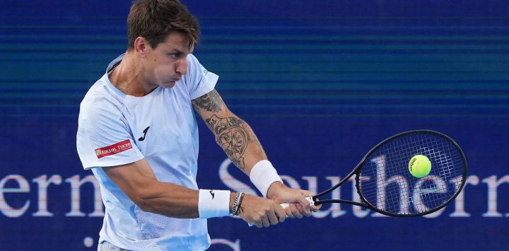 Camilo Ugo Carabelli, de Argentina, ejecuta un revés durante el partido contra Ben Shelton, de Estados Unidos, durante el cuarto día del Abierto de Cincinnati en el Lindner Family Tennis Center en Mason, Ohio.