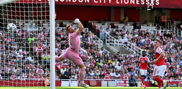 El delantero sueco del Arsenal, Viktor Gyokeres, marca el primer gol del equipo durante el partido amistoso de pretemporada entre el Arsenal y el Athletic Bilbao en el Emirates Stadium de Londres.