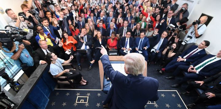 El presidente de Estados Unidos, Donald Trump, responde a las preguntas de los periodistas durante una conferencia de prensa para hablar sobre la delincuencia en Washington, D. C., en la Sala de Prensa Brady de la Casa Blanca.