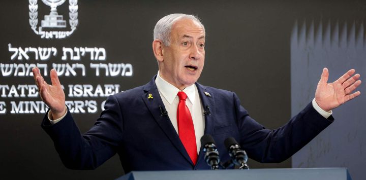 El primer ministro israelí, Benjamín Netanyahu, ofrece una conferencia de prensa en su despacho en Jerusalén. Netanyahu declaró que su gobierno no tenía planes de ocupar Gaza, a la vez que se comprometió a crear corredores seguros para la ayuda humanitaria.