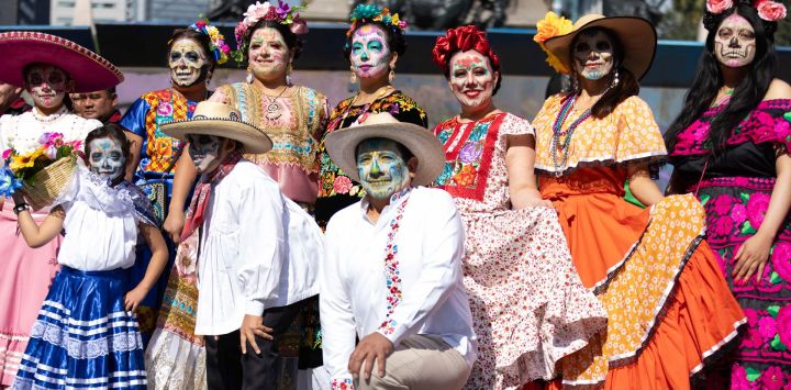 Imagen de actores portando trajes tradicionales durante un desfile en conmemoración del Día Internacional de los Pueblos Indígenas, en la Ciudad de México, capital de México.