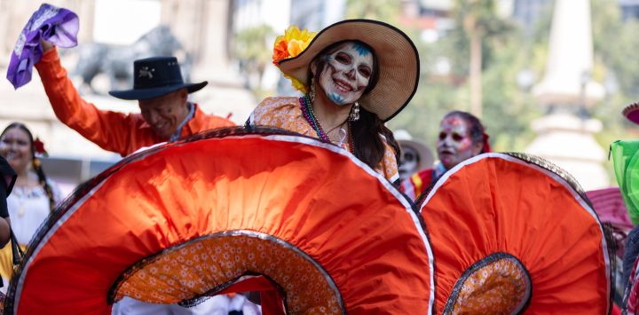 Imagen de actores portando trajes tradicionales durante un desfile en conmemoración del Día Internacional de los Pueblos Indígenas, en la Ciudad de México, capital de México.