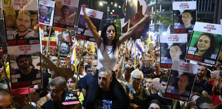 Imagen de personas israelíes vistos durante una marcha para protestar en contra de la decisión del Ejército israelí para tomar la Ciudad de Gaza, en Tel Aviv, Israel.