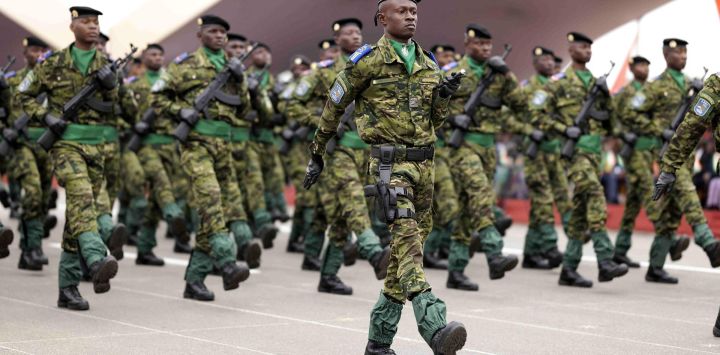 Imagen de soldados participando en un desfile militar para conmemorar el 65 aniversario de la Independencia de Costa de Marfil, en Bouaké.