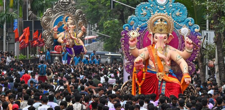 Los devotos llevan ídolos de Ganesha, el dios hindú con cabeza de elefante, antes del festival Ganesh Chaturthi durante una procesión en Mumbai.