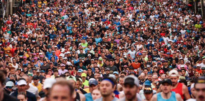 Los participantes corren al inicio de la carrera anual City to Surf en el centro de Sídney, Australia.