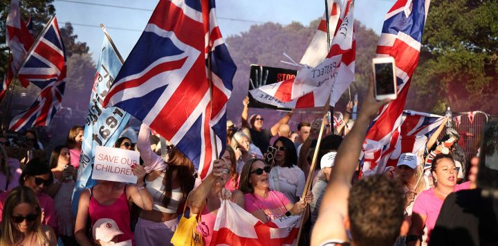 Manifestantes que exigen el cierre del Hotel Bell, que se cree alberga a solicitantes de asilo, se congregan en el exterior, en Epping, al noreste de Londres.