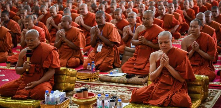 Monjes budistas camboyanos participan en una ceremonia de oración celebrada en Phnom Penh en memoria de los soldados camboyanos fallecidos en enfrentamientos fronterizos con Tailandia.