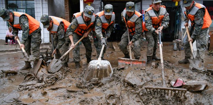 Rescatistas retiran escombros afuera de las viviendas de los aldeanos afectados por el desastre, en el poblado de Chengguan del condado de Yuzhong, en la ciudad de Lanzhou, en la provincia de Gansu, en el noroeste de China. Las labores de rescate siguen en marcha luego de que lluvias fuertes y continuas provocaran torrentes de montaña en el condado de Yuzhong.