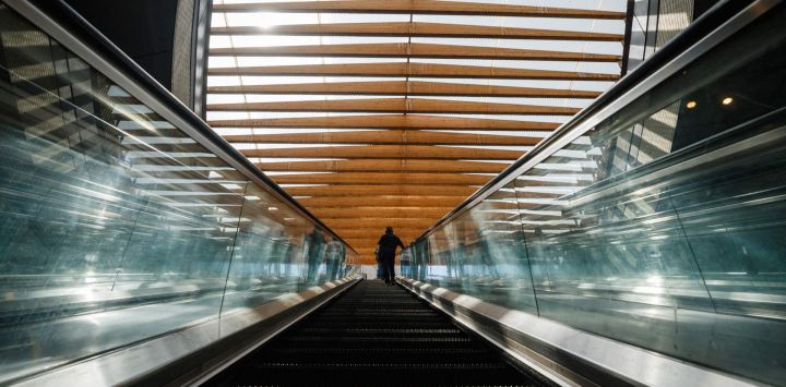 Un viajero sube al ascensor de la estación de Châtelet-Les Halles, un importante centro ferroviario de París y la estación de metro más grande del mundo.