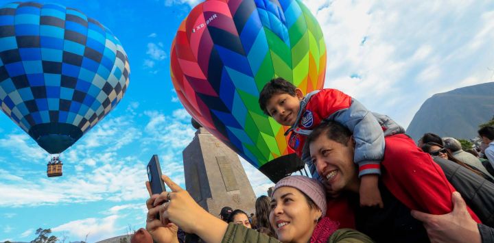 Una familia se toma una fotografía durante el cuarto Festival Internacional del Globo Mitad del Mundo, en la ciudad de Quito, capital de Ecuador.