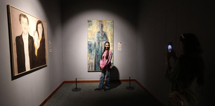 Una iraní posa para una fotografía durante la exposición "En palabras de mujeres", que presenta obras de artistas iraníes modernas, en el Museo de Arte Contemporáneo de Teherán.