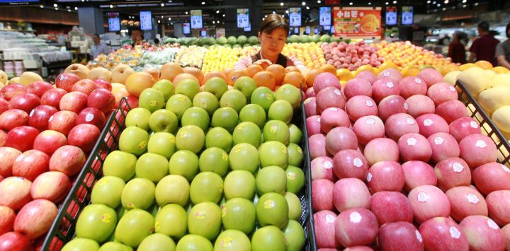 Una mujer compra fruta en un supermercado, en el distrito de Pingyi de la ciudad de Linyi, en la provincia de Shandong, en el este de China.