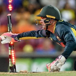 El australiano Alex Carey deja perplejo al bateador sudafricano Lhuan-dre Pretorius durante el segundo partido internacional de críquet Twenty20 entre Australia y Sudáfrica en Darwin. | Foto:William West / AFP
