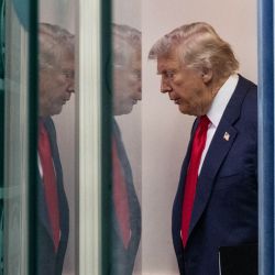 El presidente de Estados Unidos, Donald Trump, llega a una conferencia de prensa para hablar sobre la delincuencia en Washington, D. C., en la Sala de Prensa Brady de la Casa Blanca. | Foto:ANDREW CABALLERO-REYNOLDS / AFP
