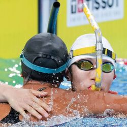 Hu Yaoyao, del equipo de China, abraza a Diana Paola Moreno Alegría, del equipo de Colombia, al término de la final femenina de relevos en superficie 4x50 m del evento de natación con aletas en los Juegos Mundiales 2025, celebrados en Chengdu, suroeste de China. | Foto:Xinhua/Zhang Liyun