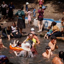 Israelíes se refrescan en el manantial de Ein El Alamein, cerca de la ciudad de Had Nes, en los Altos del Golán anexionados por Israel, durante las vacaciones de verano en uno de los días más calurosos de la temporada. | Foto:JALAA MAREY / AFP