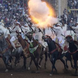 Jinetes marroquíes disparan sus rifles durante una exhibición ecuestre de Tbourida, en el marco del festival anual de Moussem, que celebra el patrimonio cultural y atrae a miles de asistentes, en El Yadida. | Foto:Abdel Majid Bziouat / AFP