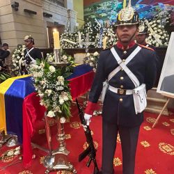 Miembros de la Guardia Presidencial junto al féretro y el retrato del candidato presidencial colombiano Miguel Uribe, asesinado, mientras su cuerpo yace en el velorio del Congreso en Bogotá. El candidato presidencial colombiano Miguel Uribe murió dos meses después de recibir un disparo en la cabeza durante un acto de campaña. El ataque reavivó los temores de un retorno al pasado violento del país. | Foto:Raúl Arboleda / AFP