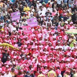 Personas participan en la celebración del 45 Día de los Héroes, en Harare, capital de Zimbabue. | Foto:Xinhua/Shaun Jusa