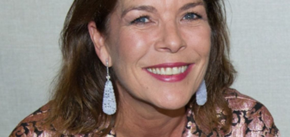 Carolina de Mónaco a sus 68 años ama crear looks rejuvenecedores con aros grandes
