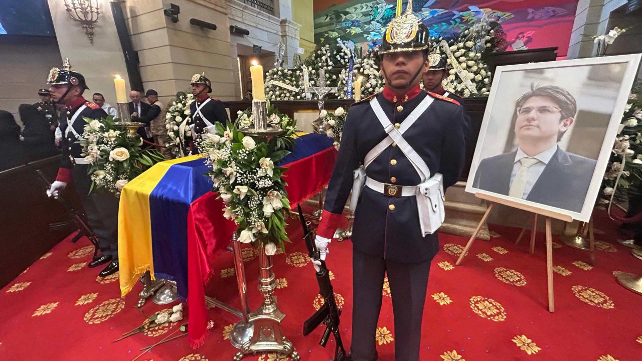 Miembros de la Guardia Presidencial junto al féretro y el retrato del candidato presidencial colombiano Miguel Uribe, asesinado, mientras su cuerpo yace en el velorio del Congreso en Bogotá. El candidato presidencial colombiano Miguel Uribe murió dos meses después de recibir un disparo en la cabeza durante un acto de campaña. El ataque reavivó los temores de un retorno al pasado violento del país. | Foto:Raúl Arboleda / AFP