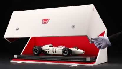 Se trata de un modelo a escala de edición limitada diseñado y construido a mano por un pequeño equipo de artesanos en Amalgam Collection.