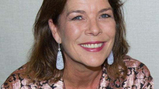 Carolina de Mónaco a sus 68 años ama crear looks rejuvenecedores con aros grandes