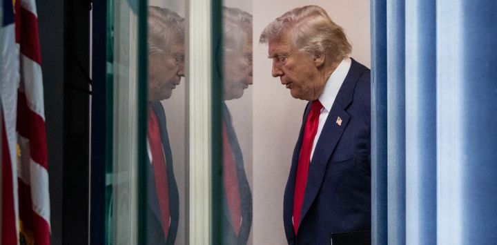 El presidente de Estados Unidos, Donald Trump, llega a una conferencia de prensa para hablar sobre la delincuencia en Washington, D. C., en la Sala de Prensa Brady de la Casa Blanca.
