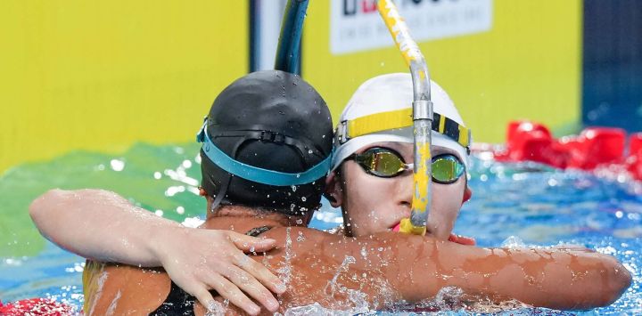 Hu Yaoyao, del equipo de China, abraza a Diana Paola Moreno Alegría, del equipo de Colombia, al término de la final femenina de relevos en superficie 4x50 m del evento de natación con aletas en los Juegos Mundiales 2025, celebrados en Chengdu, suroeste de China.
