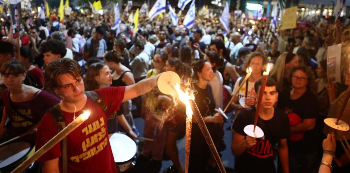 Imagen de personas israelíes vistos durante una marcha para protestar en contra de la decisión del Ejército israelí para tomar la Ciudad de Gaza, en Tel Aviv, Israel. La planeada toma de la Ciudad de Gaza por parte del Ejército israelí podría tomar al menos seis meses, informó la estatal israelí Kan TV News.