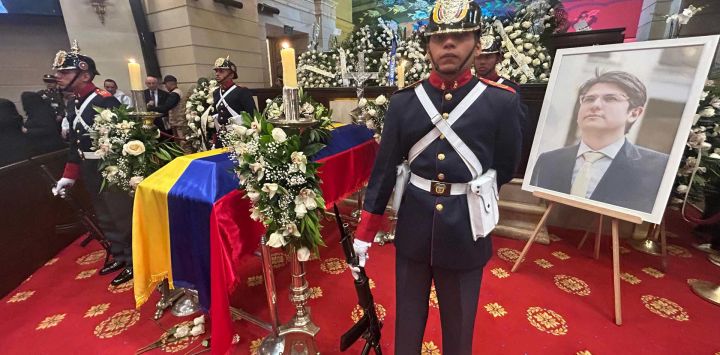 Miembros de la Guardia Presidencial junto al féretro y el retrato del candidato presidencial colombiano Miguel Uribe, asesinado, mientras su cuerpo yace en el velorio del Congreso en Bogotá. El candidato presidencial colombiano Miguel Uribe murió dos meses después de recibir un disparo en la cabeza durante un acto de campaña. El ataque reavivó los temores de un retorno al pasado violento del país.