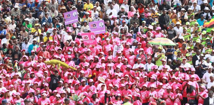 Personas participan en la celebración del 45 Día de los Héroes, en Harare, capital de Zimbabue.