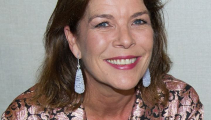 Carolina de Mónaco a sus 68 años ama crear looks rejuvenecedores con aros grandes