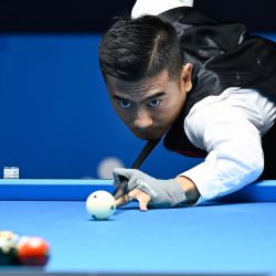 Dang Jinhu, de China, compite durante el partido de cuartos de final de pool masculino de billar contra Gerson Martínez, de Perú, en los Juegos Mundiales 2025, en Chengdu, en la provincia de Sichuan, en el suroeste de China. | Foto:Xinhua/Du Zixuan