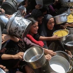 Imagen de palestinos desplazados esperando para recibir alimentos gratuitos, en el oeste de la Ciudad de Gaza. | Foto:Xinhua/Rizek Abdeljawad