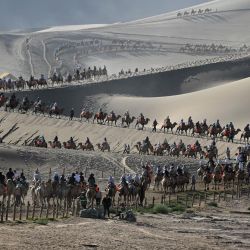 Imagen de turistas visitando el punto escénico de la Montaña Mingsha y el Manantial de la Luna Creciente, en la ciudad de Dunhuang, en la provincia de Gansu, en el noroeste de China. | Foto:Xinhua/Zhang Xiaoliang