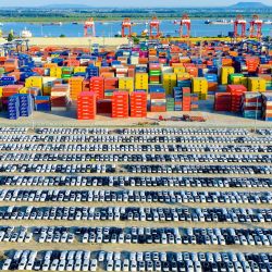 Imagen tomada con un dron de automóviles cargados en un ferry de carga en un muelle, en Nanjing, en la provincia de Jiangsu, en el este de China. La industria de automóvil de China experimentó un sólido crecimiento interanual tanto en producción como en ventas en julio, según datos de la industria. | Foto:Xinhua/Tang Ke