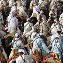 Jinetes marroquíes participan en una exhibición ecuestre de Tbourida, en el marco del festival anual Moussem, que celebra el patrimonio cultural y atrae a miles de asistentes, en El Yadida. | Foto:Abdel Majid Bziouat / AFP