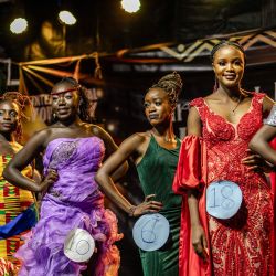 Las finalistas del concurso Sr. y Sra. Kibera 2025, celebrado para conmemorar el Día Internacional de la Juventud, aparecen en el escenario principal con sus trajes de gala en el recinto de una iglesia en el asentamiento informal de Kibera, Nairobi. | Foto:LUIS TATO / AFP