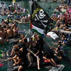 Los participantes parten del puerto en balsas improvisadas para llegar a la playa de la Bahía de La Concha durante la fiesta "Pirata Abordaia" en la ciudad vasca de San Sebastián, España. | Foto:ANDER GILLENEA / AFP