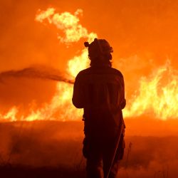 Un bombero trabaja para extinguir un incendio forestal en el pueblo de Vilaza, cerca de Verín, provincia de Ourense, noroeste de España. | Foto:MIGUEL RIOPA / AFP
