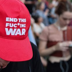 Un hombre con una gorra con un lema antibélico se encuentra durante una manifestación de pilotos retirados y de reserva de la Fuerza Aérea Israelí, que exigen el fin inmediato de la guerra y medidas urgentes para repatriar a los rehenes cautivos en Gaza desde octubre de 2023. | Foto:JACK GUEZ / AFP