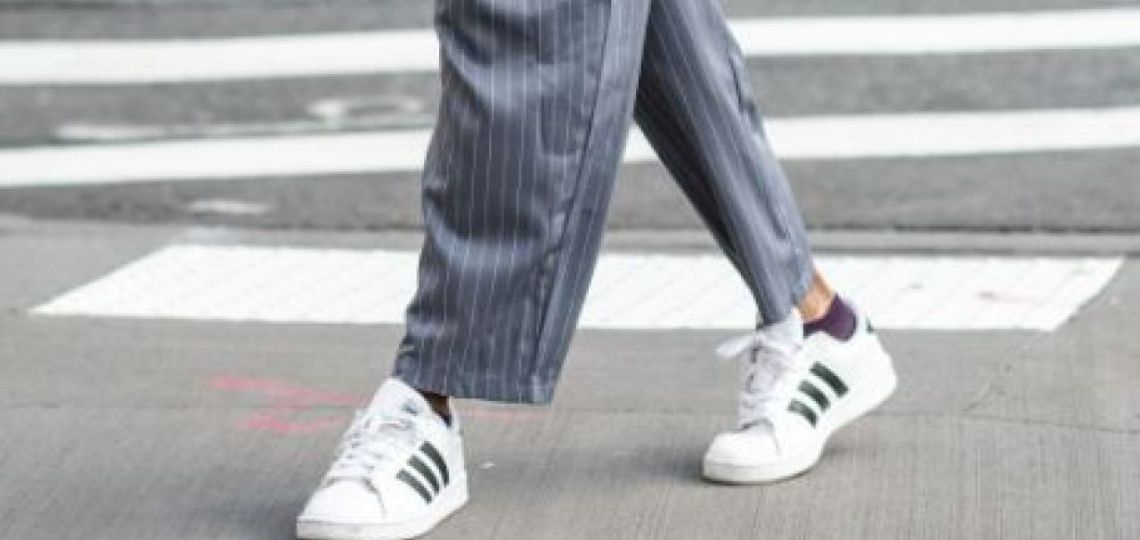 Zapatillas en el trabajo: 5 looks business que combinan comodidad y estilo