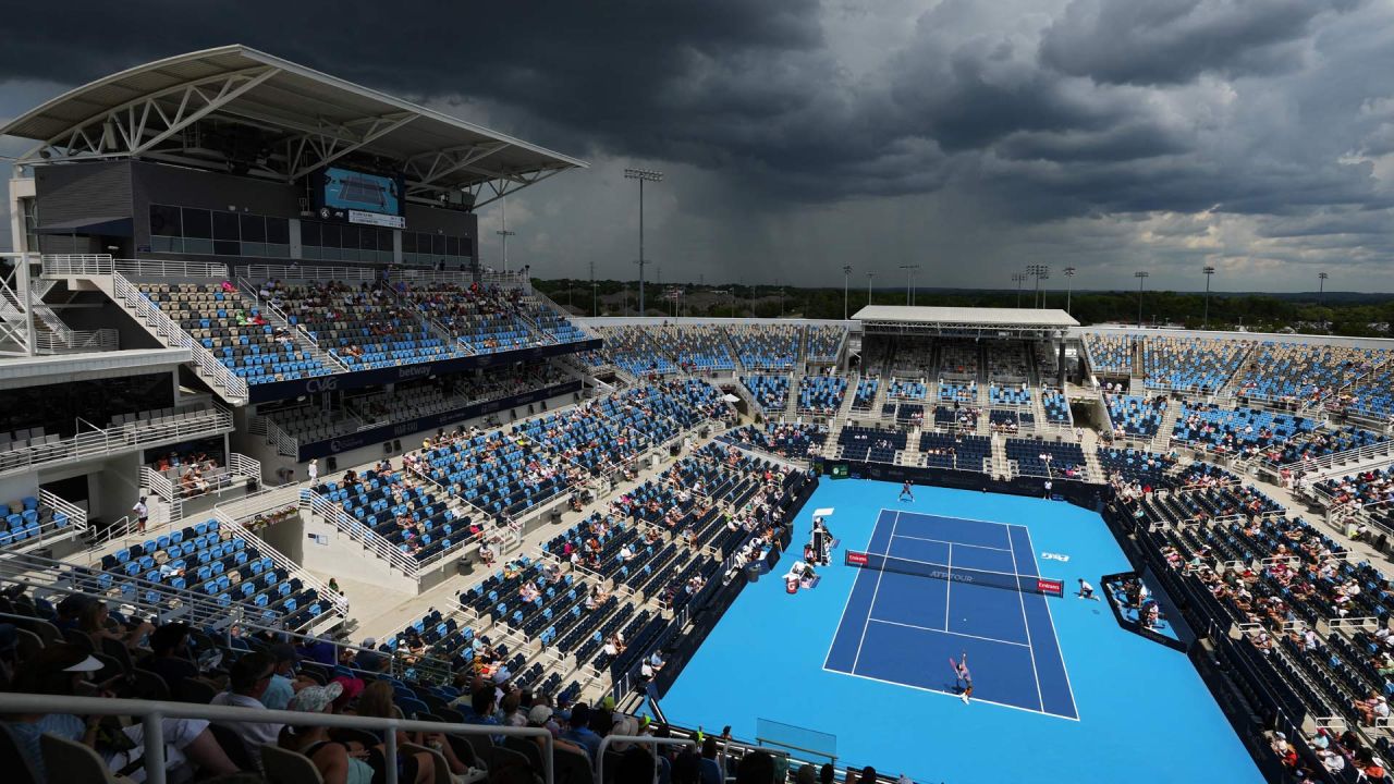 Vista general del partido entre Reilly Opelka, de Estados Unidos, y Francisco Comesaña, de Argentina, durante el sexto día del Abierto de Cincinnati en el Lindner Family Tennis Center, en Mason, Ohio. | Foto:Dylan Buell / GETTY IMAGES NORTH AMERICA / Getty Images vía AFP