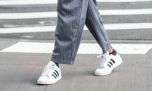 Zapatillas en el trabajo: 5 looks business que combinan comodidad y estilo