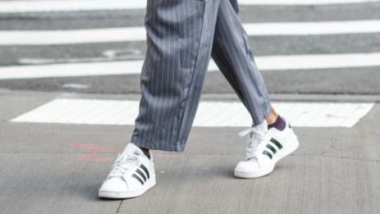 Zapatillas en el trabajo: 5 looks business que combinan comodidad y estilo