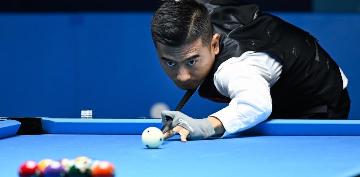 Dang Jinhu, de China, compite durante el partido de cuartos de final de pool masculino de billar contra Gerson Martínez, de Perú, en los Juegos Mundiales 2025, en Chengdu, en la provincia de Sichuan, en el suroeste de China.