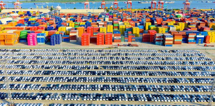 Imagen tomada con un dron de automóviles cargados en un ferry de carga en un muelle, en Nanjing, en la provincia de Jiangsu, en el este de China. La industria de automóvil de China experimentó un sólido crecimiento interanual tanto en producción como en ventas en julio, según datos de la industria.
